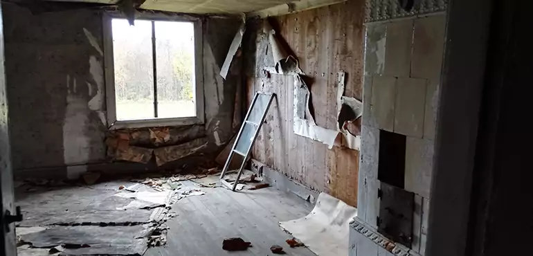 Why Selling a Distressed House Through Traditional Methods Fails in Des Moines